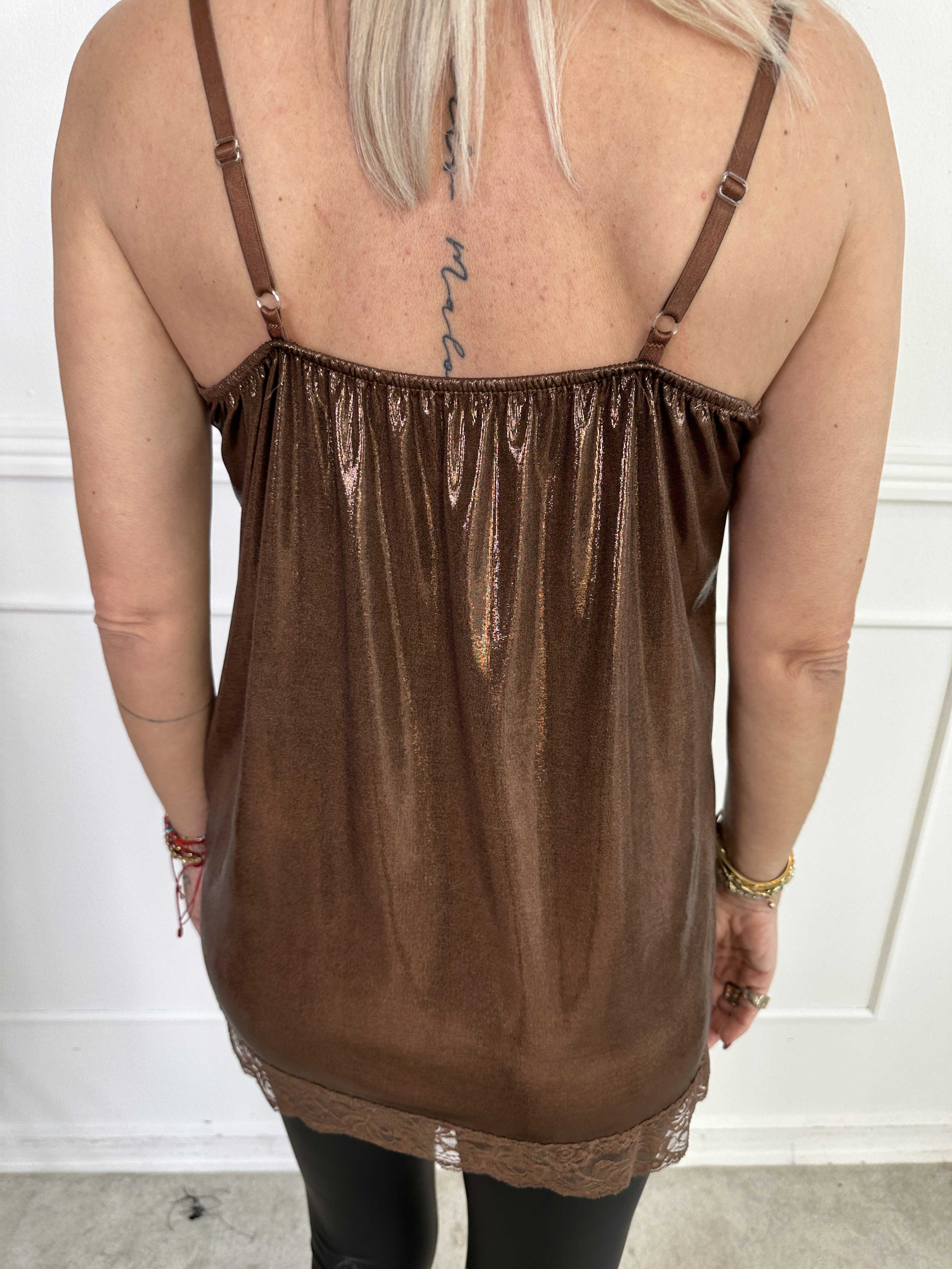 Vivil - Shiny elastisk top med blondekanter